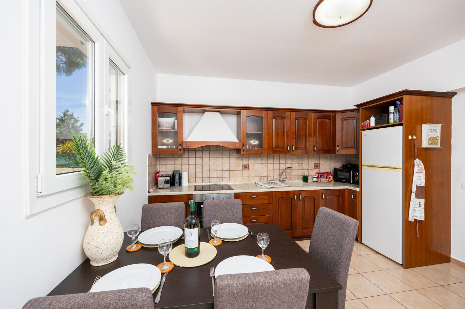 Equipped kitchen with dining area