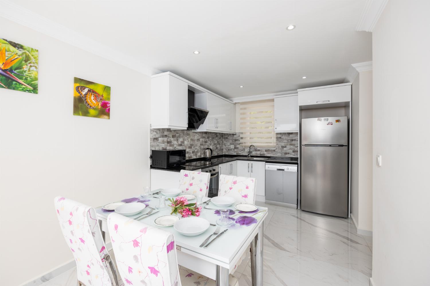 Equipped kitchen with dining area