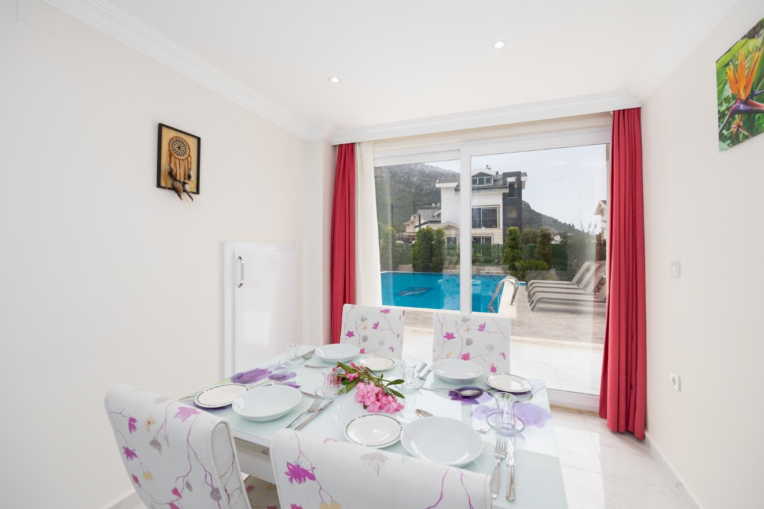 Equipped kitchen with dining area