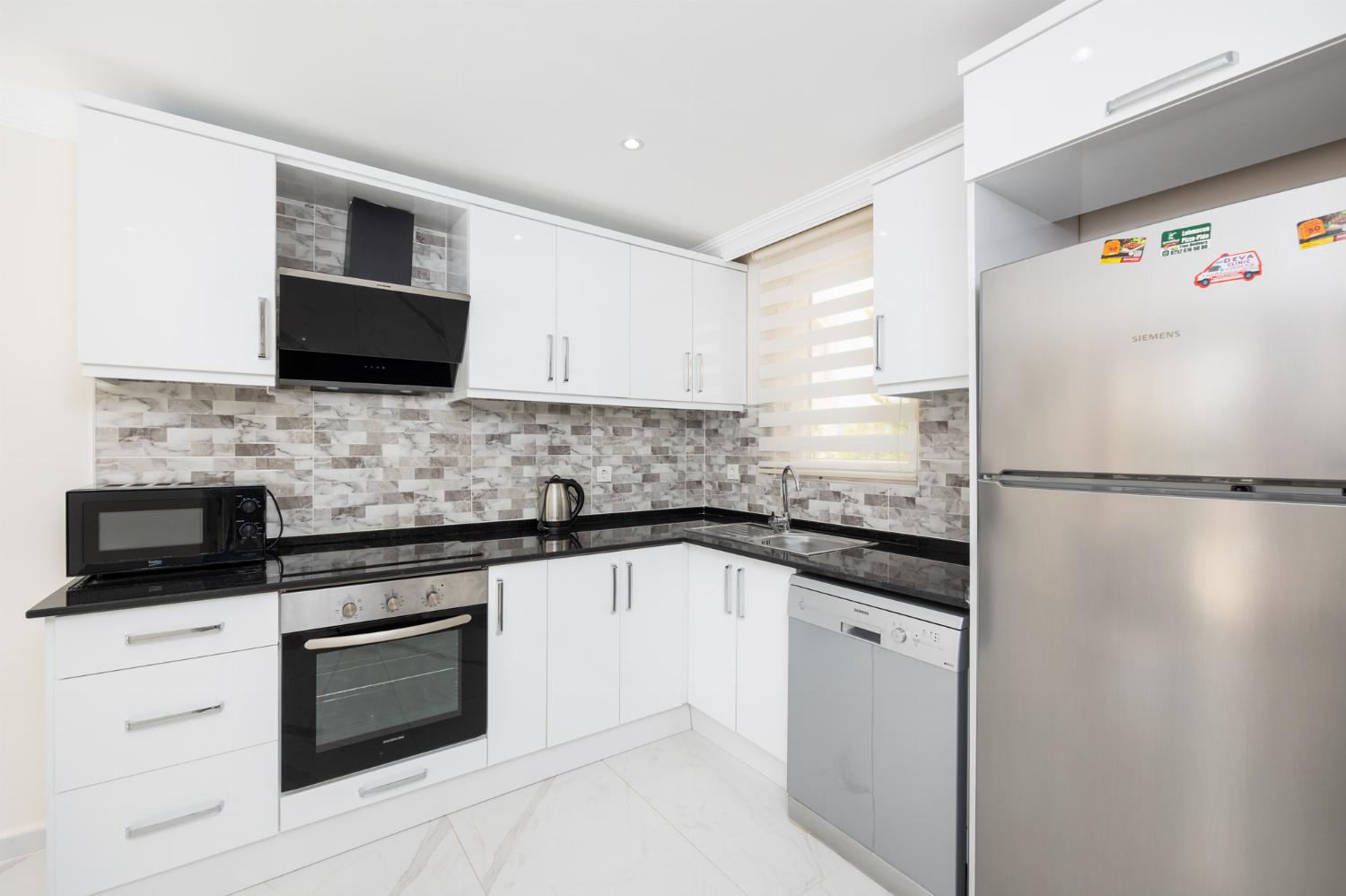 Equipped kitchen with dining area