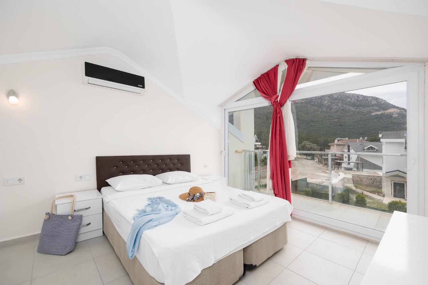 Double bedroom with en suite bathroom and A/C