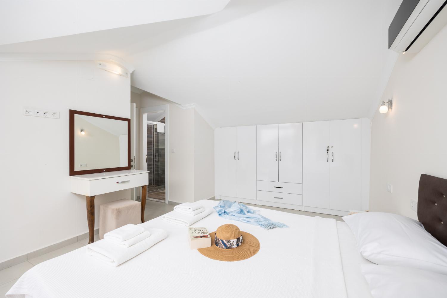 Double bedroom with en suite bathroom and A/C