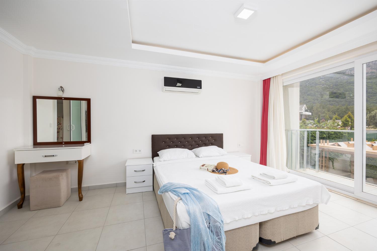 Double bedroom with en suite bathroom and A/C