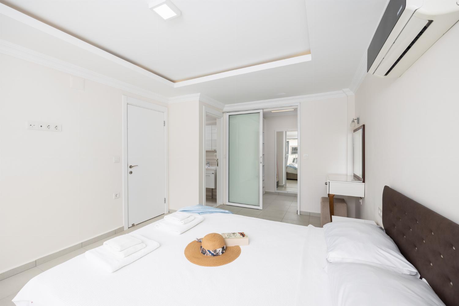 Double bedroom with en suite bathroom and A/C