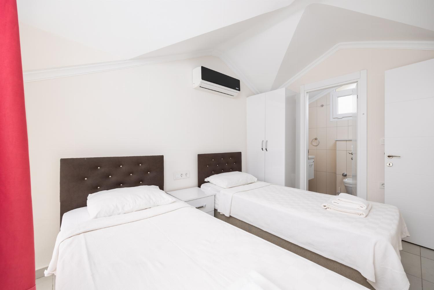 Twin bedroom with en suite bathroom and A/C