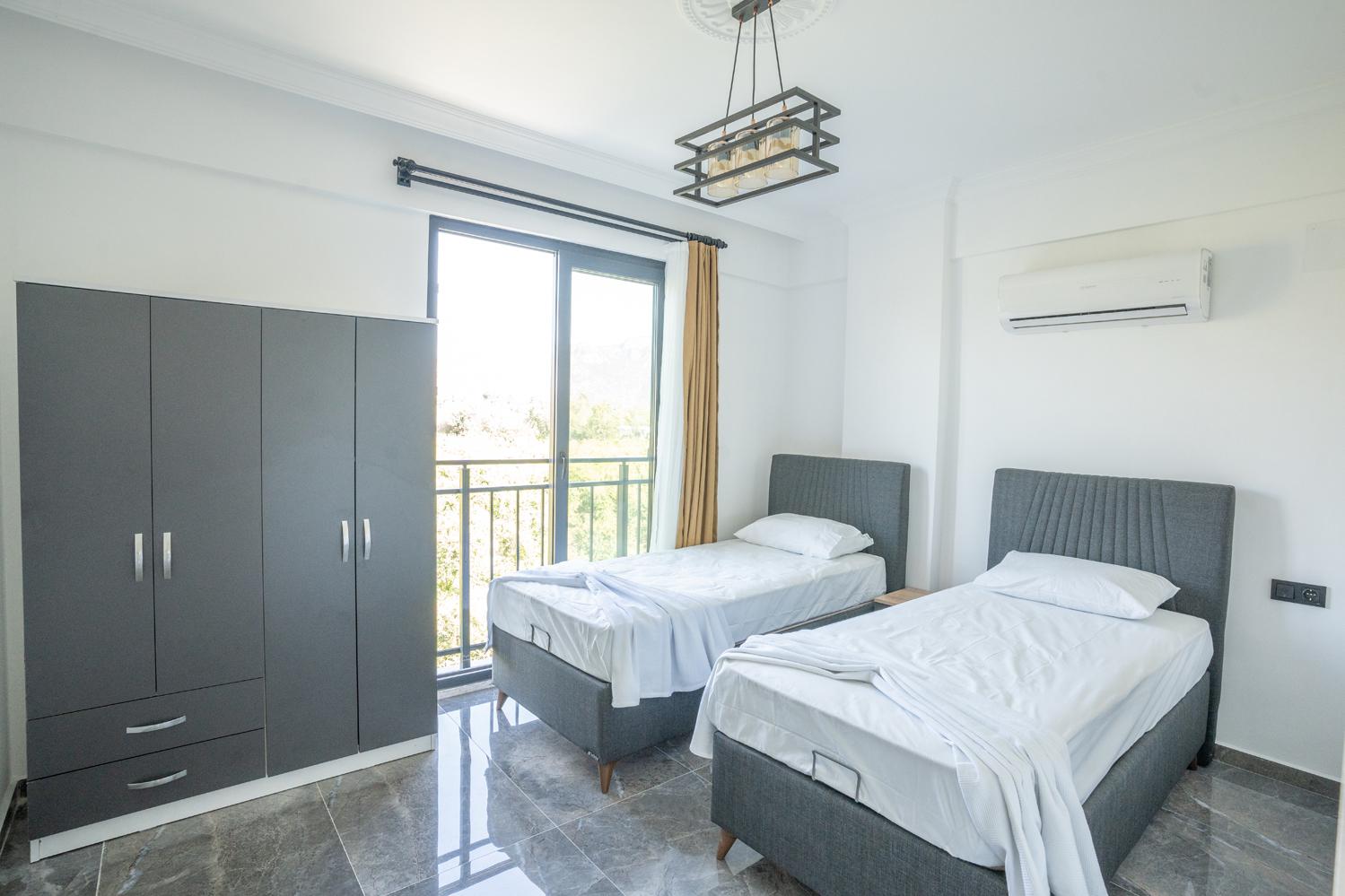 Twin bedroom 