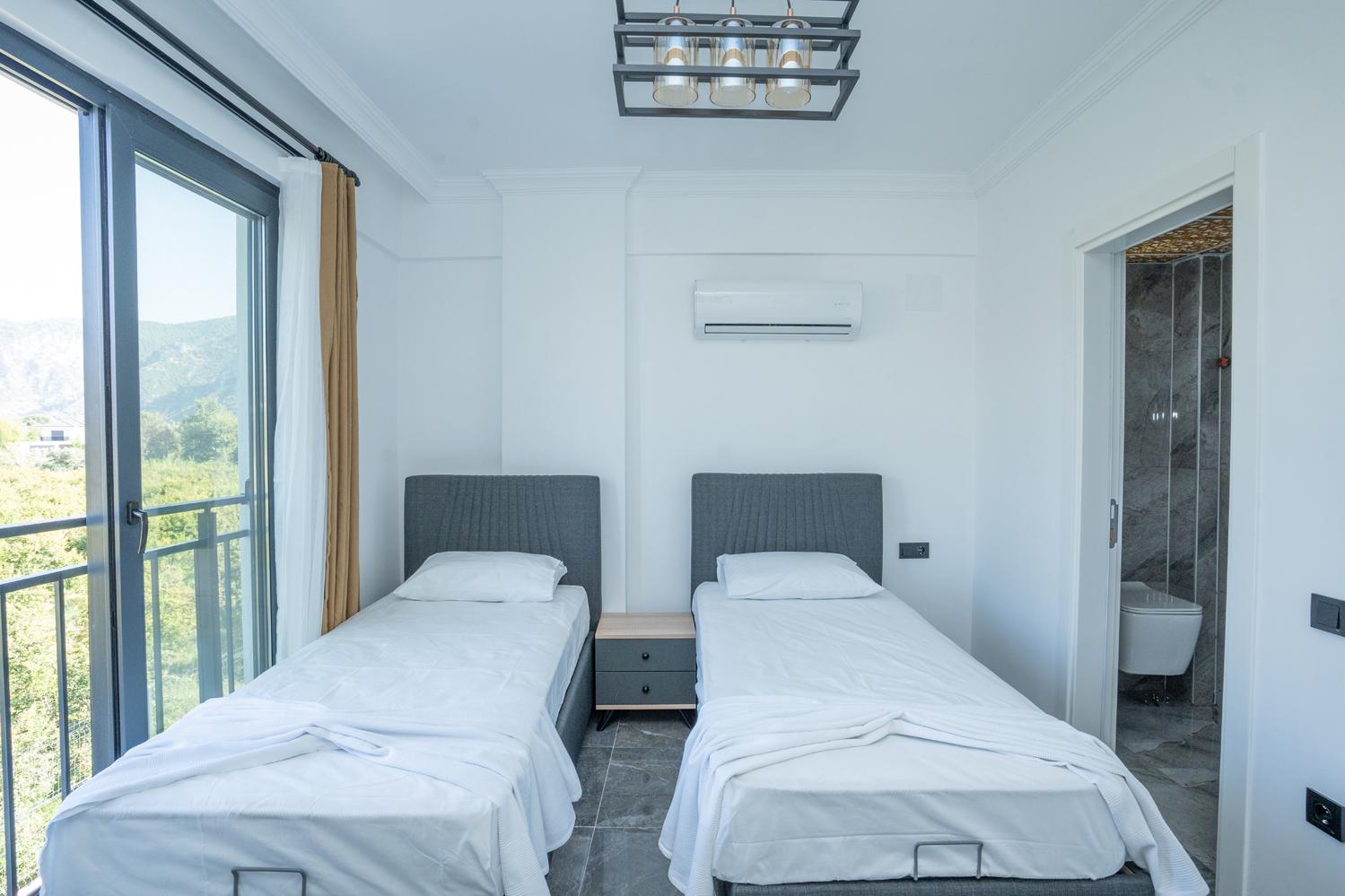 Twin bedroom 