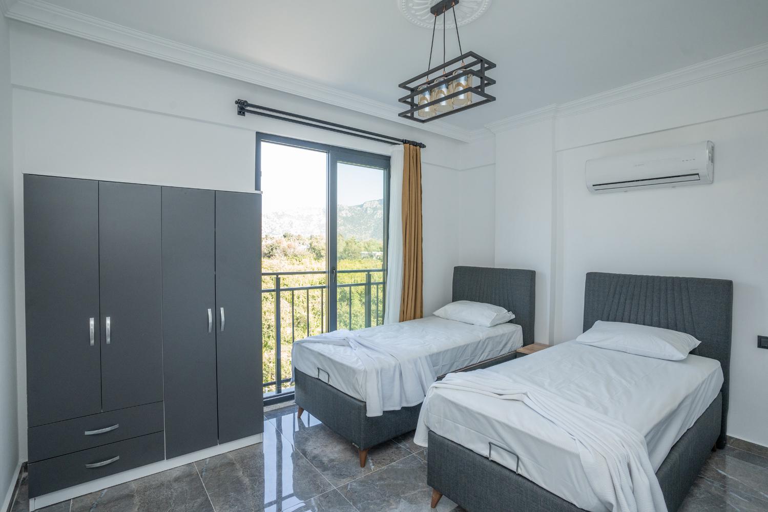 Twin bedroom 