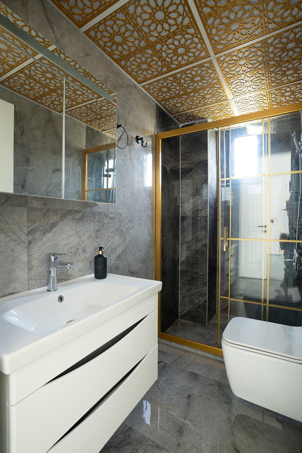 En suite bathroom with shower and WC