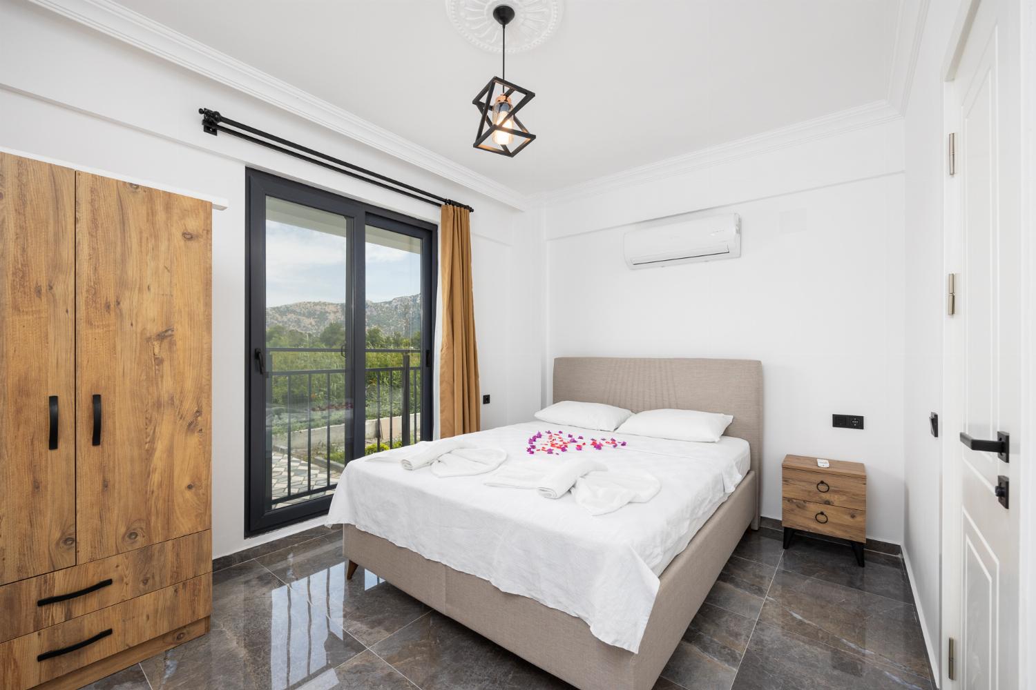 Double bedroom with en suite bathroom and A/C