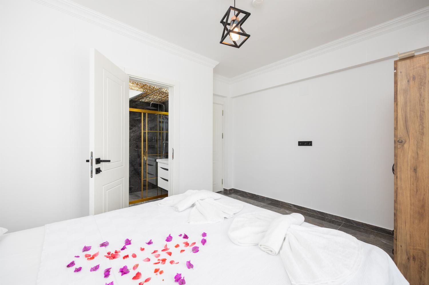 Double bedroom with en suite bathroom and A/C