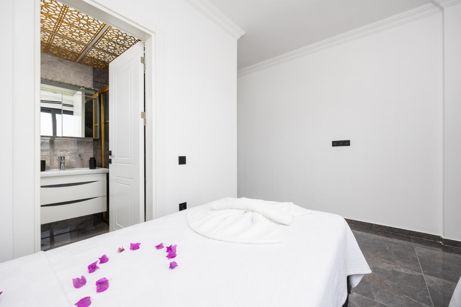 Twin bedroom with en suite bathroom and A/C