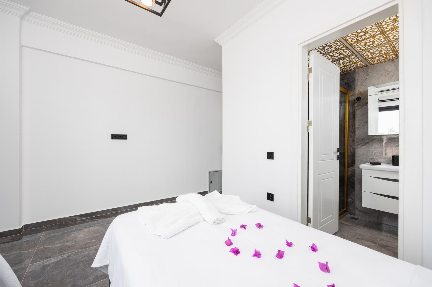 Twin bedroom with en suite bathroom and A/C