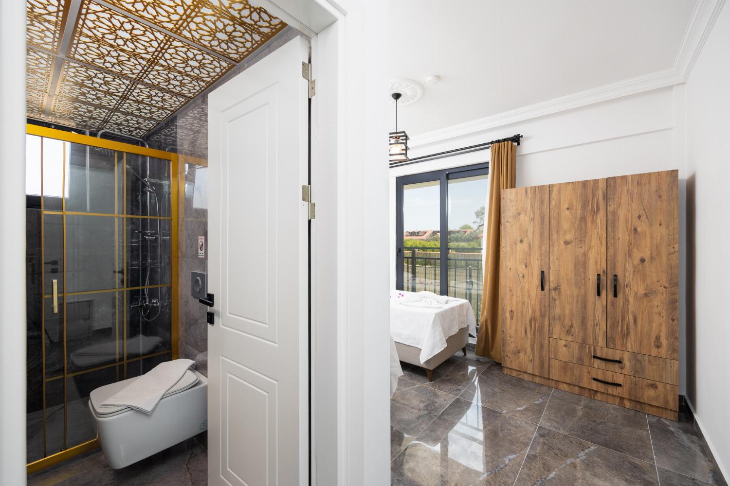Twin bedroom with en suite bathroom and A/C