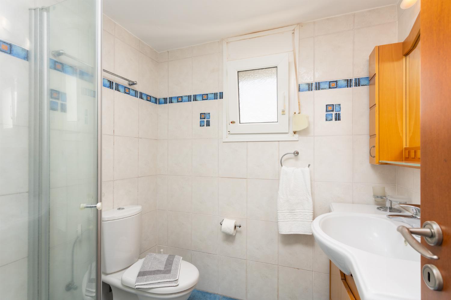 En suite bathroom with shower