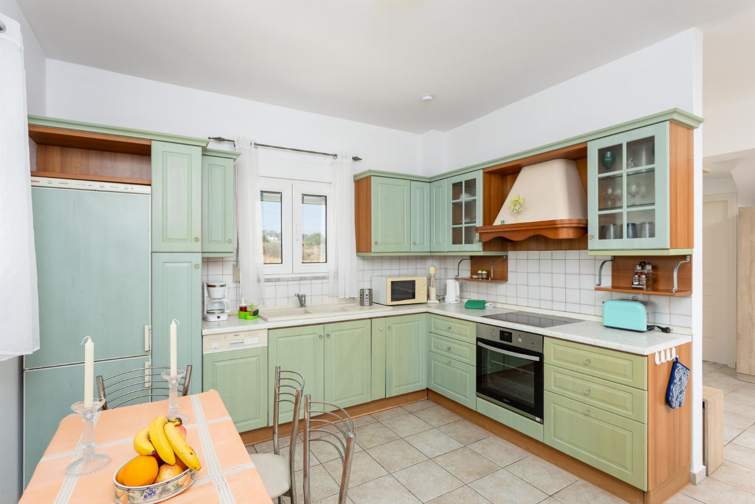 Equipped kitchen with dining area