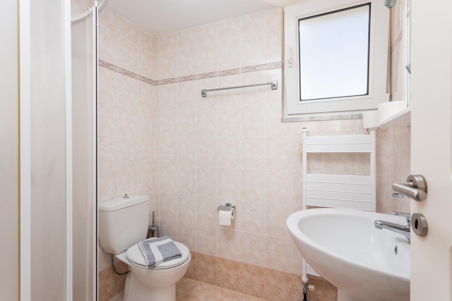En suite bathroom with shower