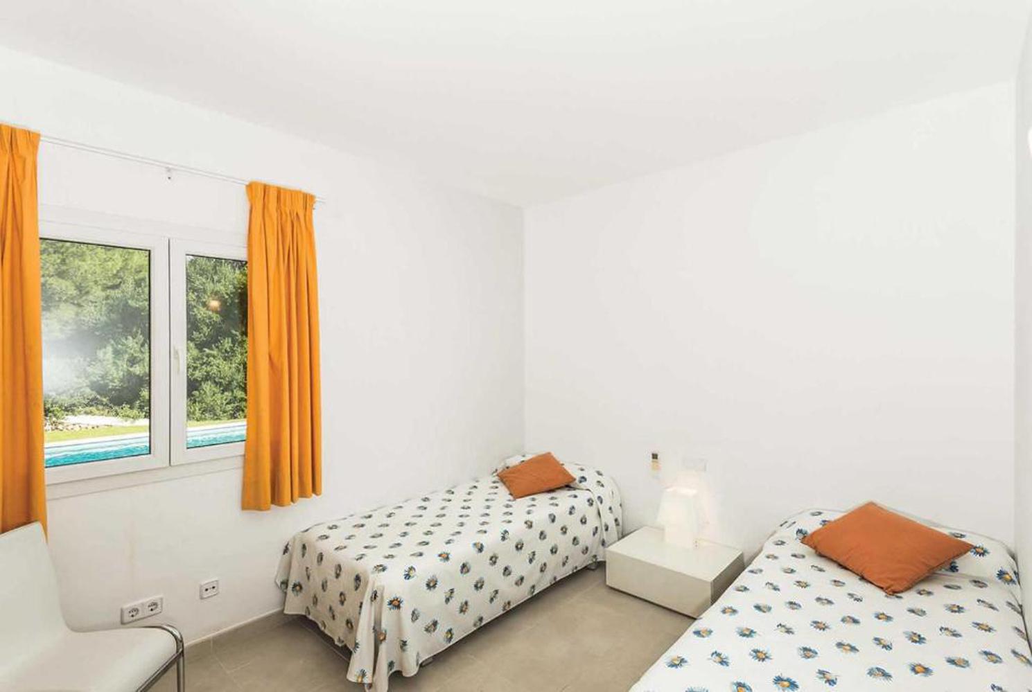 Twin beds bedroom with A/C