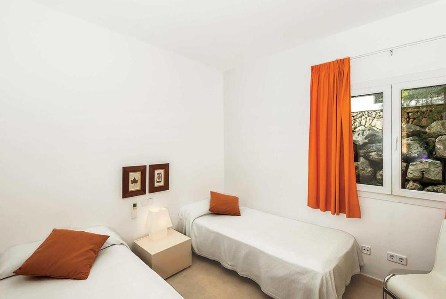 Twin beds bedroom with A/C