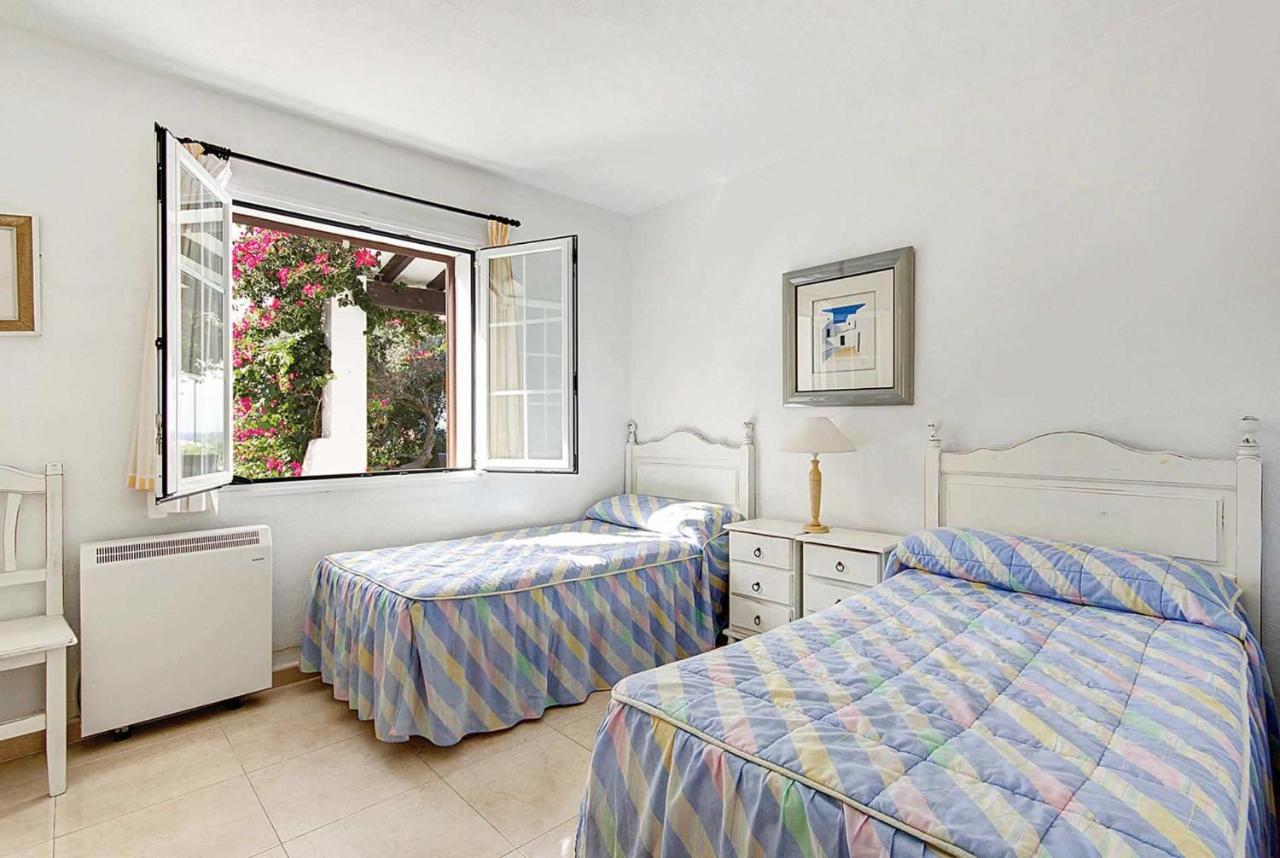 Twin bedroom with A/C