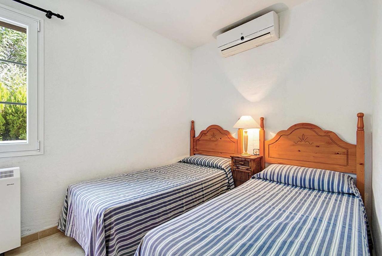 Twin bedroom with A/C