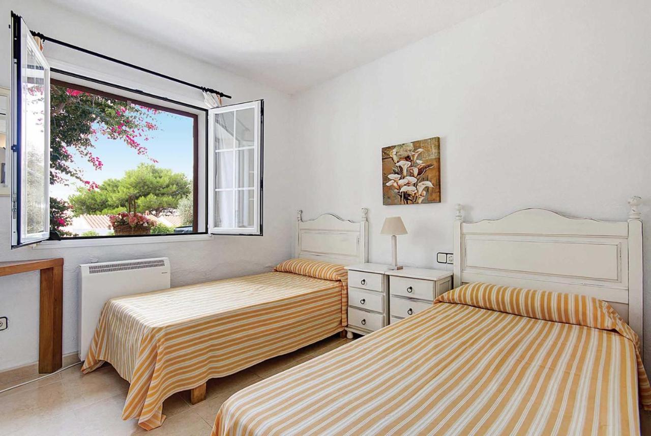Twin bedroom with A/C