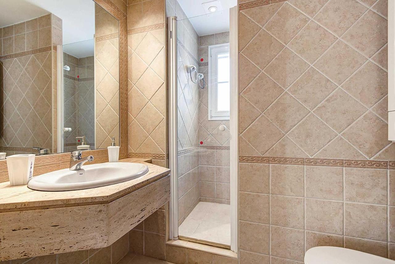 Ensuite bathroom with shower and WC