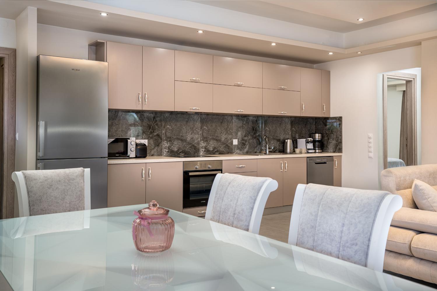 Equipped kitchen with dinning area