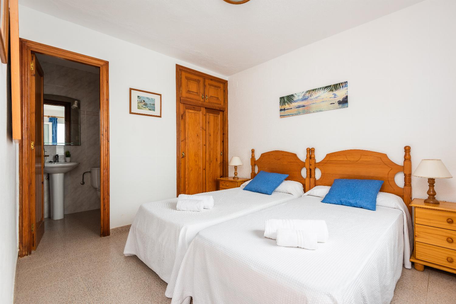 Twin bedroom with ensuite bathroom