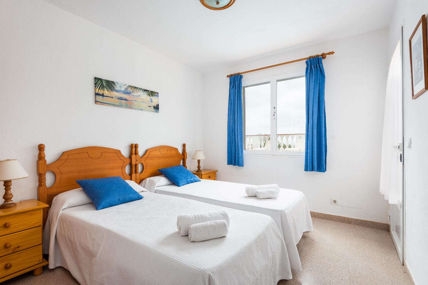 Twin bedroom with ensuite bathroom