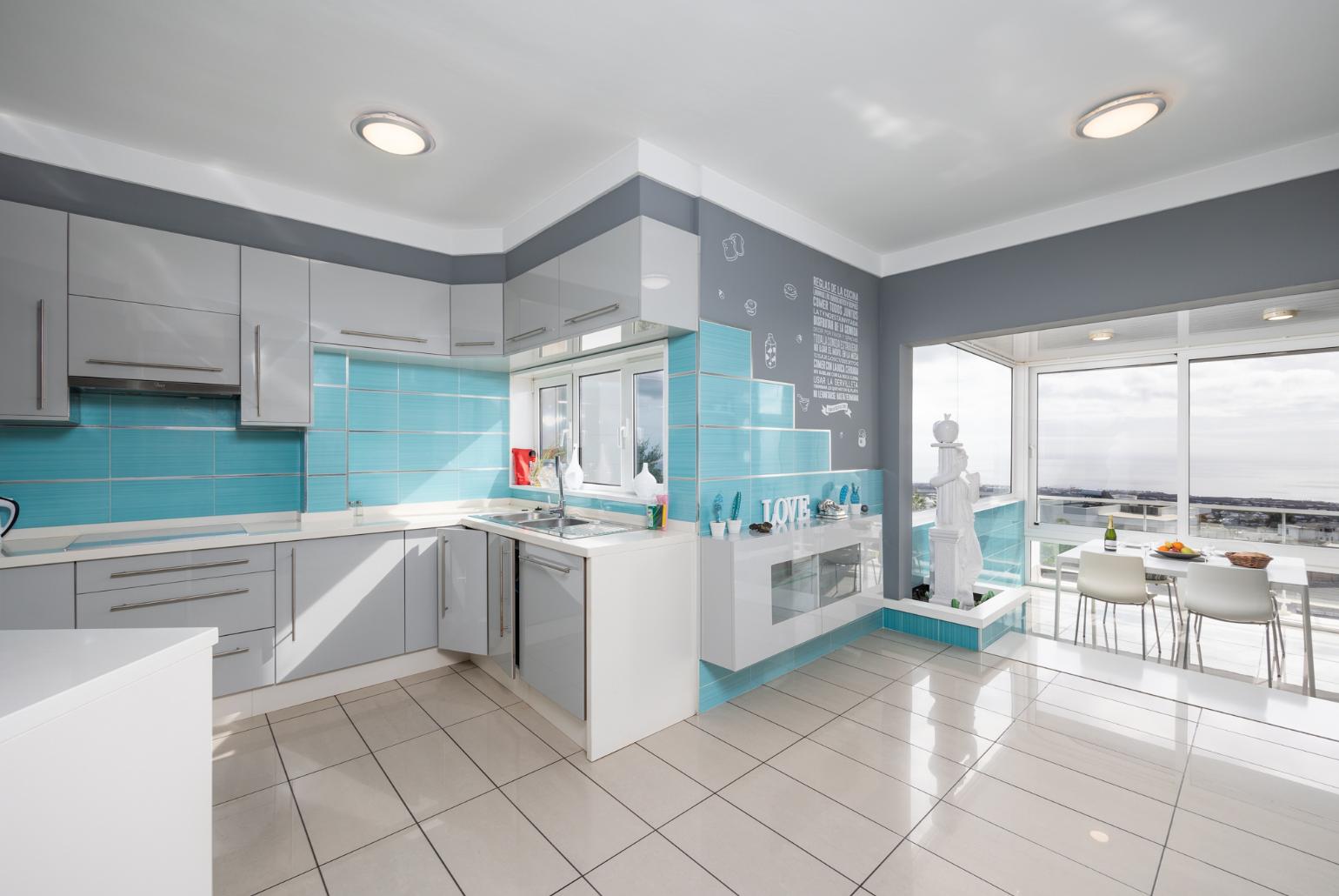 Equipped kitchen with dining area
