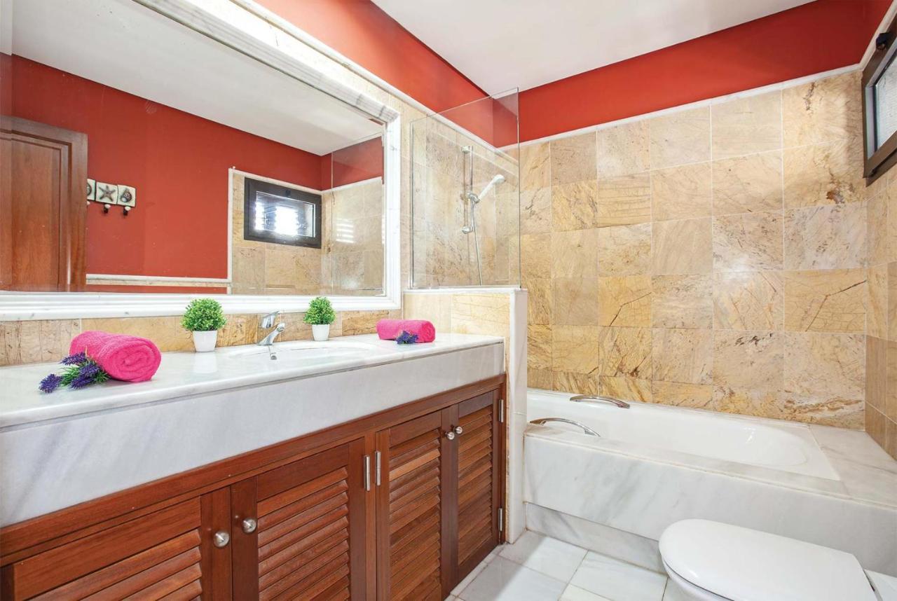 En Suite bathroom with bath