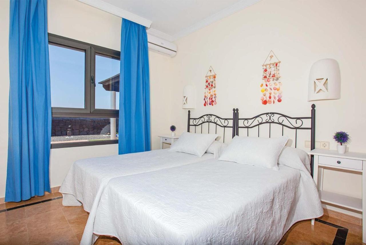 Twin bedroom with A/C