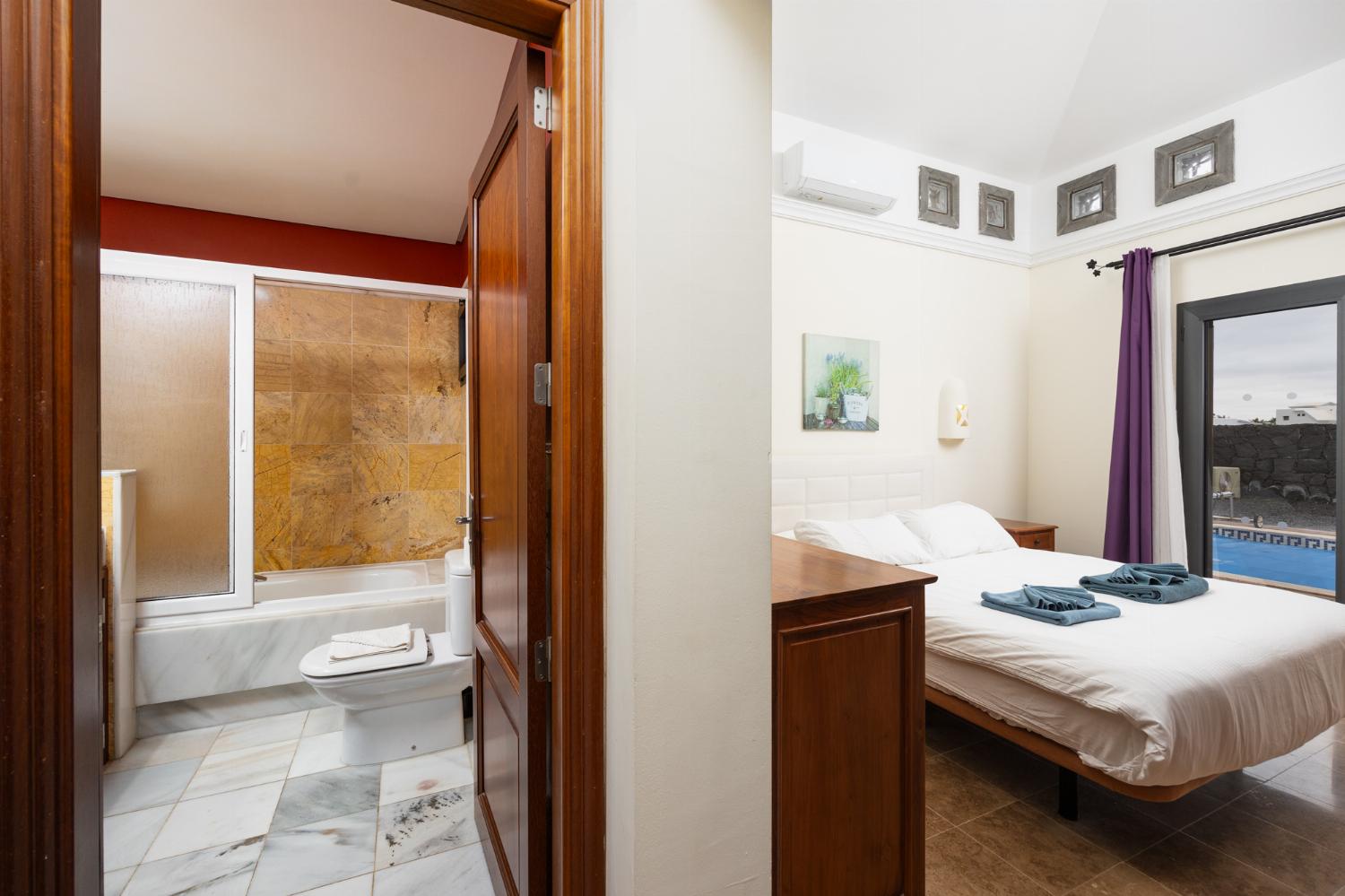Double bedroom with en suite bathroom and A/C