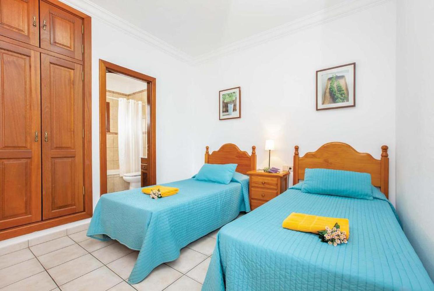 Twin beds bedroom with A/C and en suite bathroom