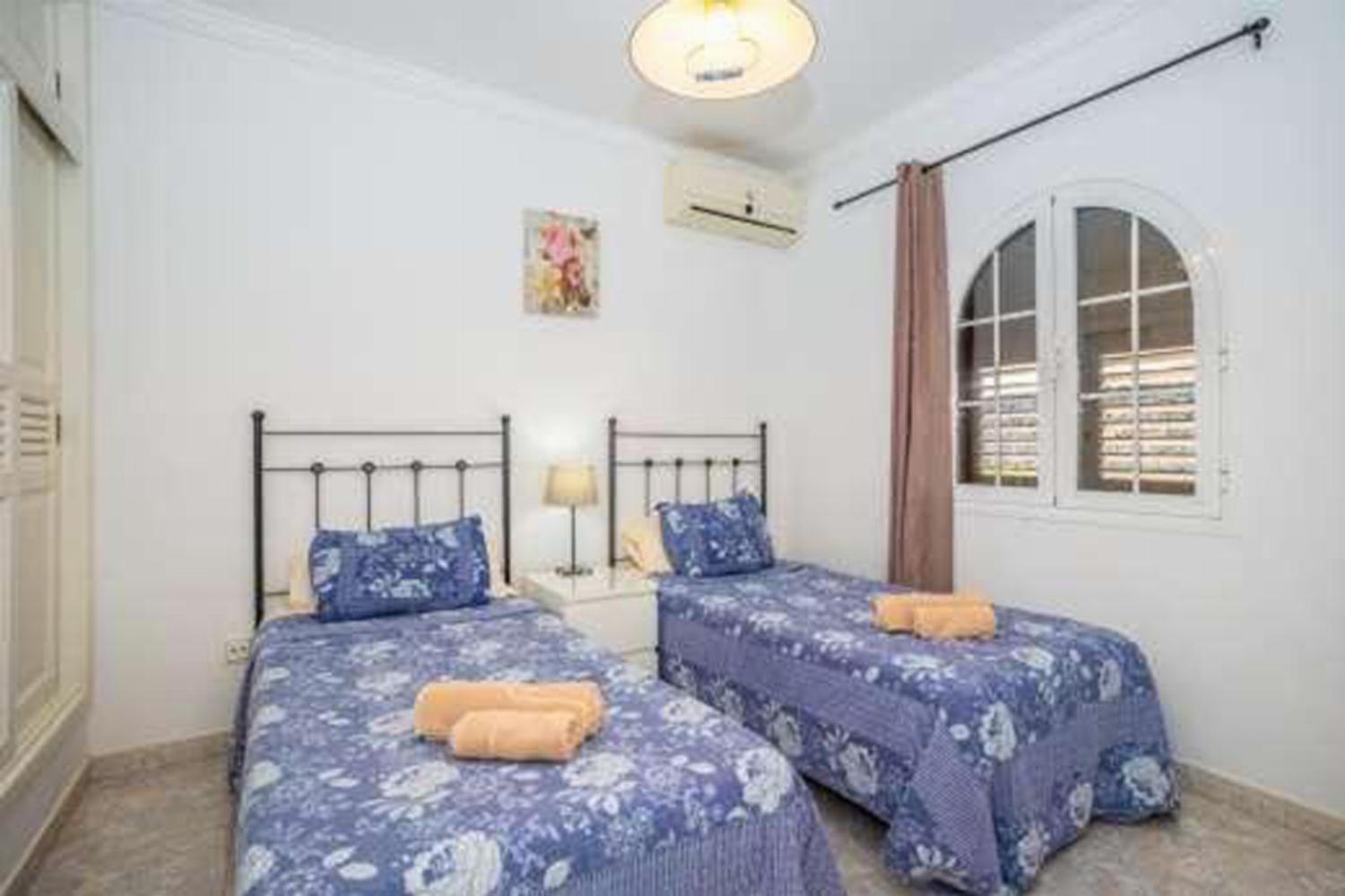 Twin bedroom with A/C