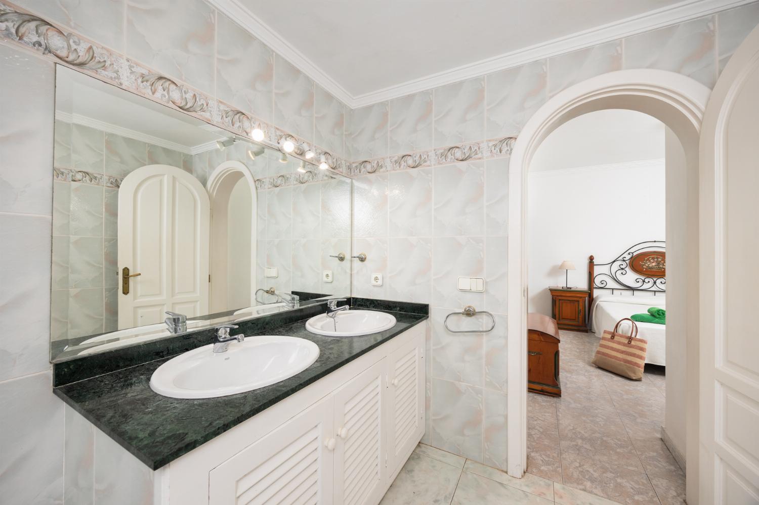 En suite bathroom with shower