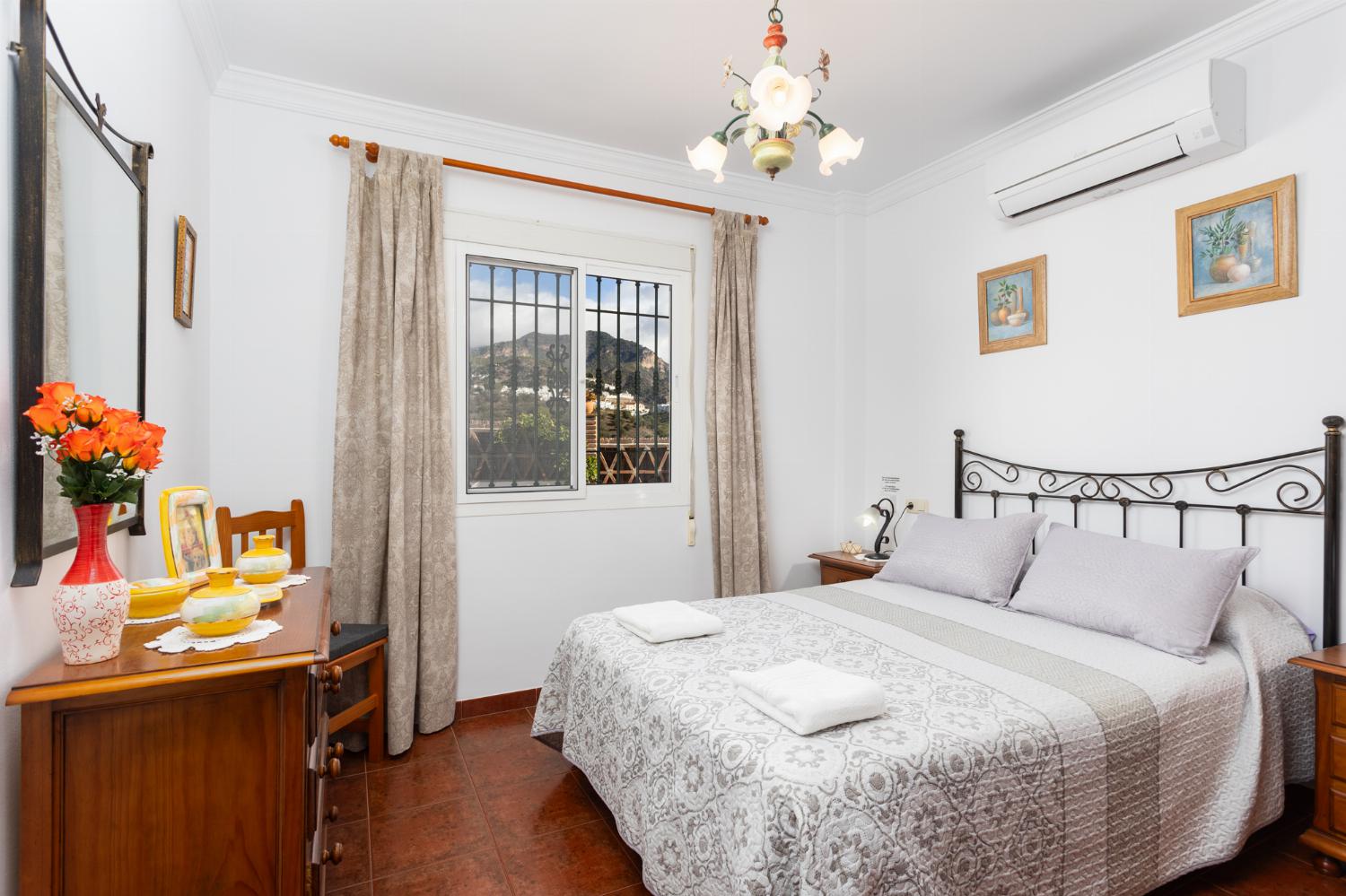 Twin bedroom with A/C