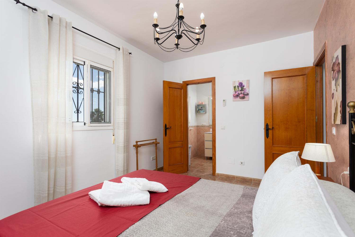 Double bedroom with en suite bathroom and A/C