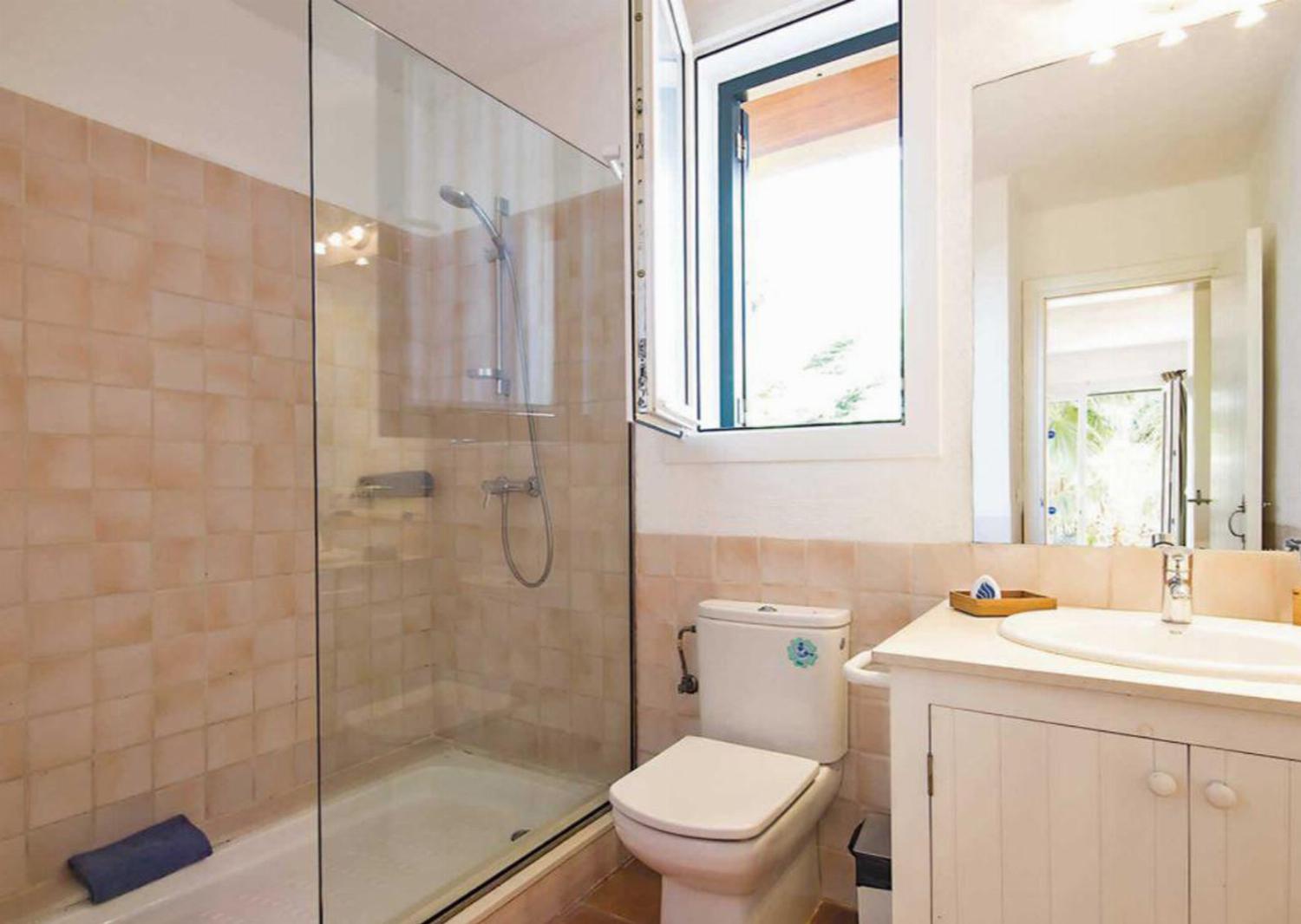 En suite bathroom with shower