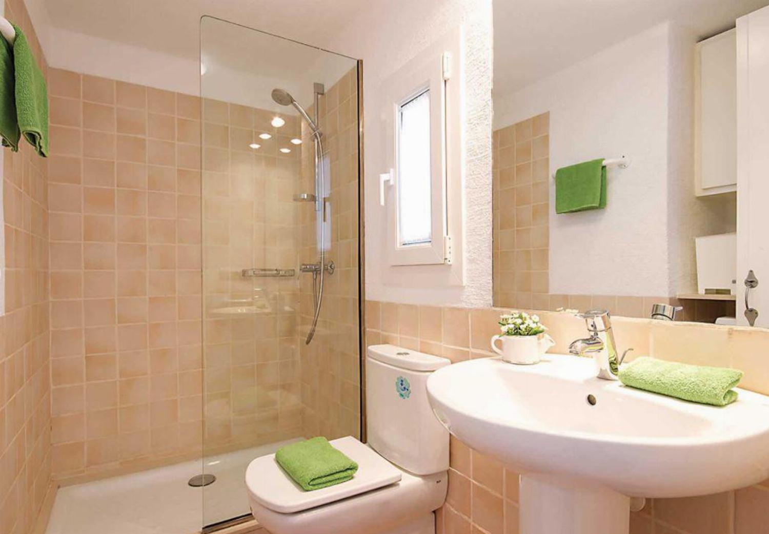 En suite bathroom with shower