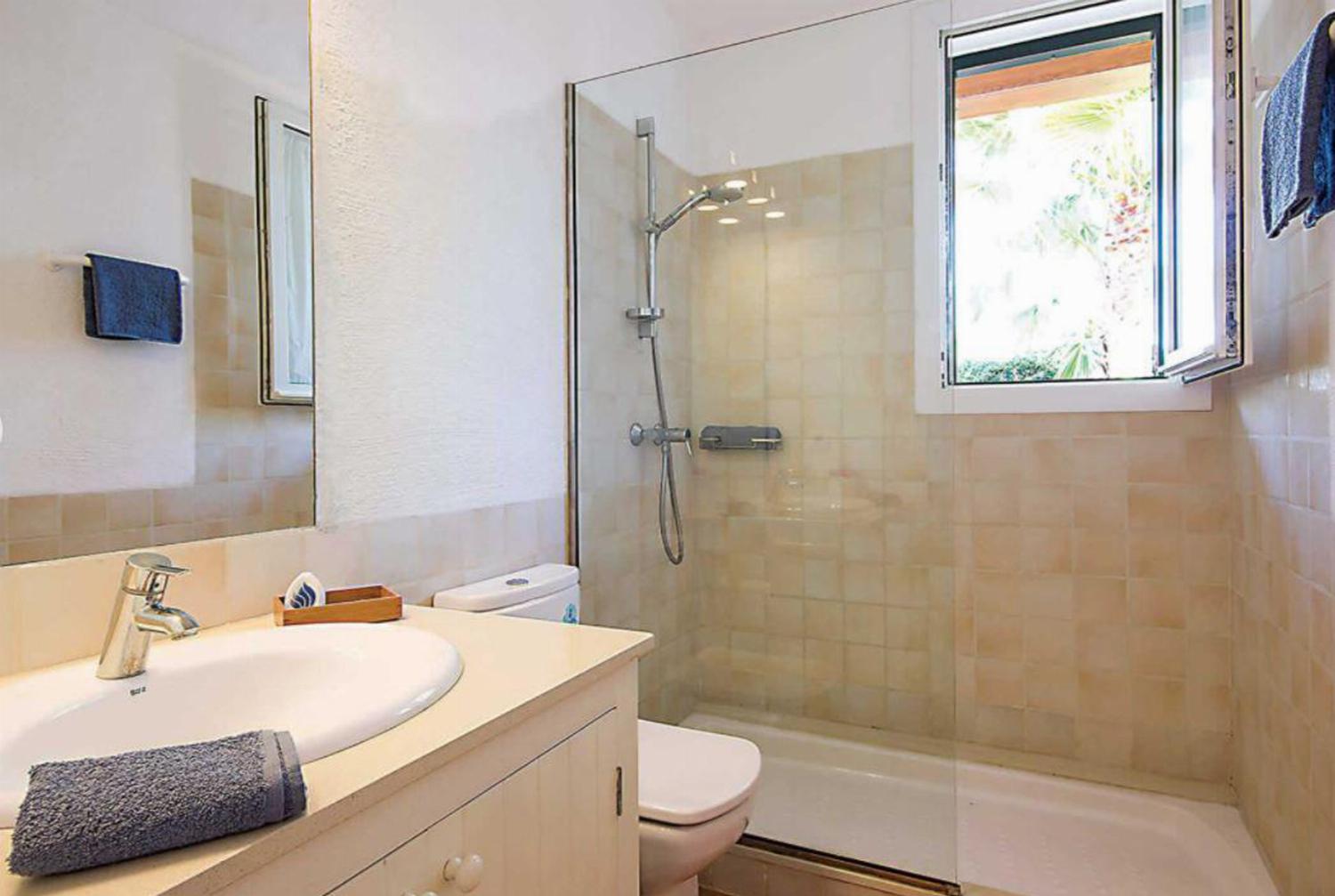 En suite bathroom with shower