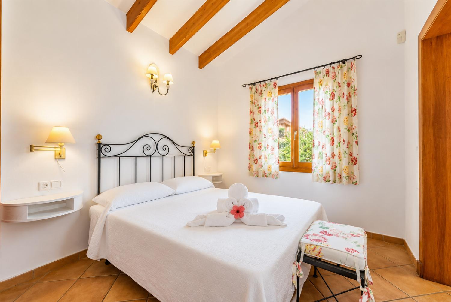 Double bedroom with en suite bathroom and A/C