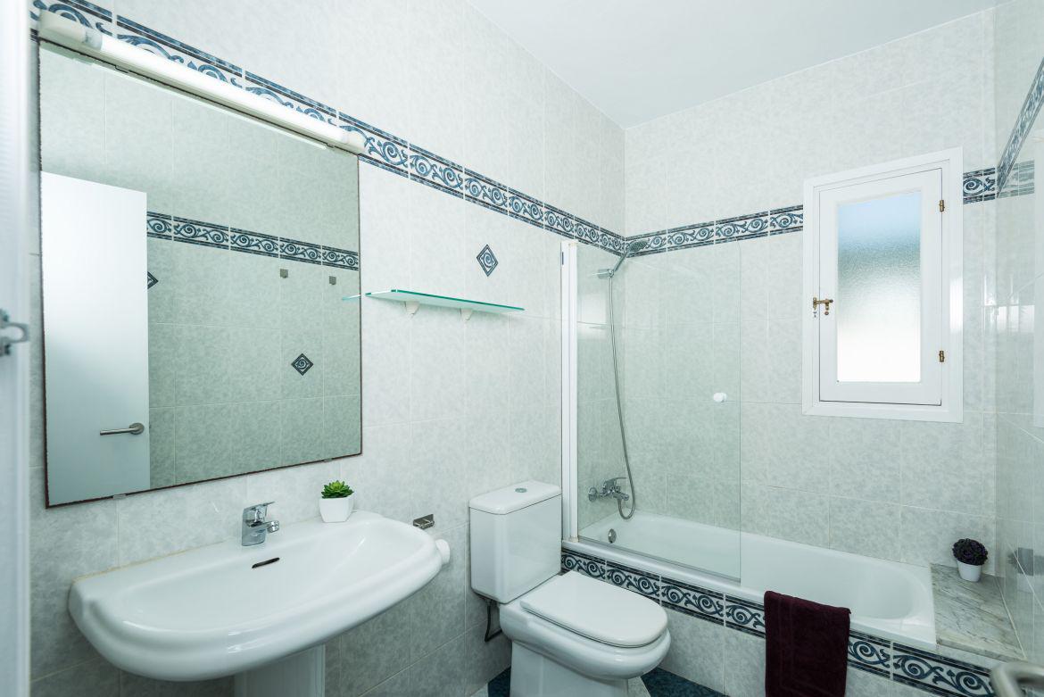 En suite bathroom with shower