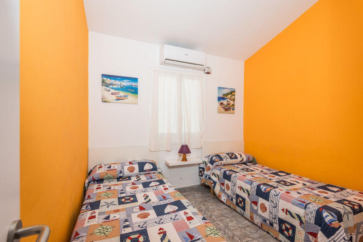 Twin bedroom with A/C