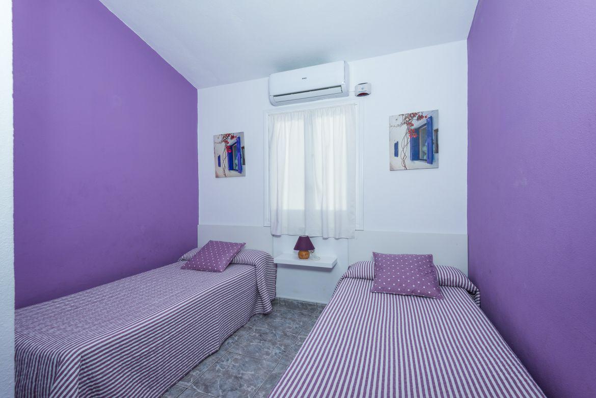 Twin bedroom with A/C