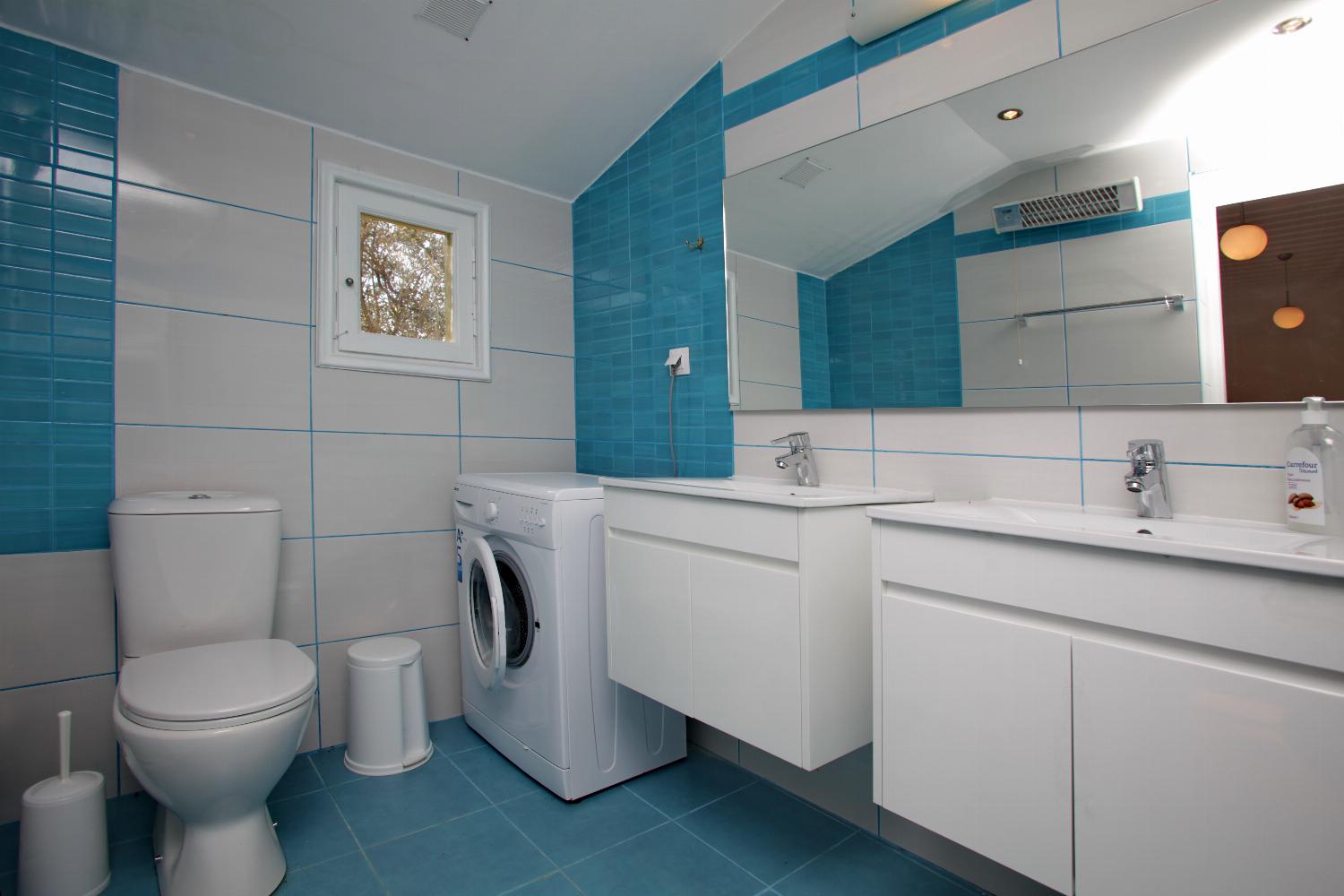 En suite bathroom with shower