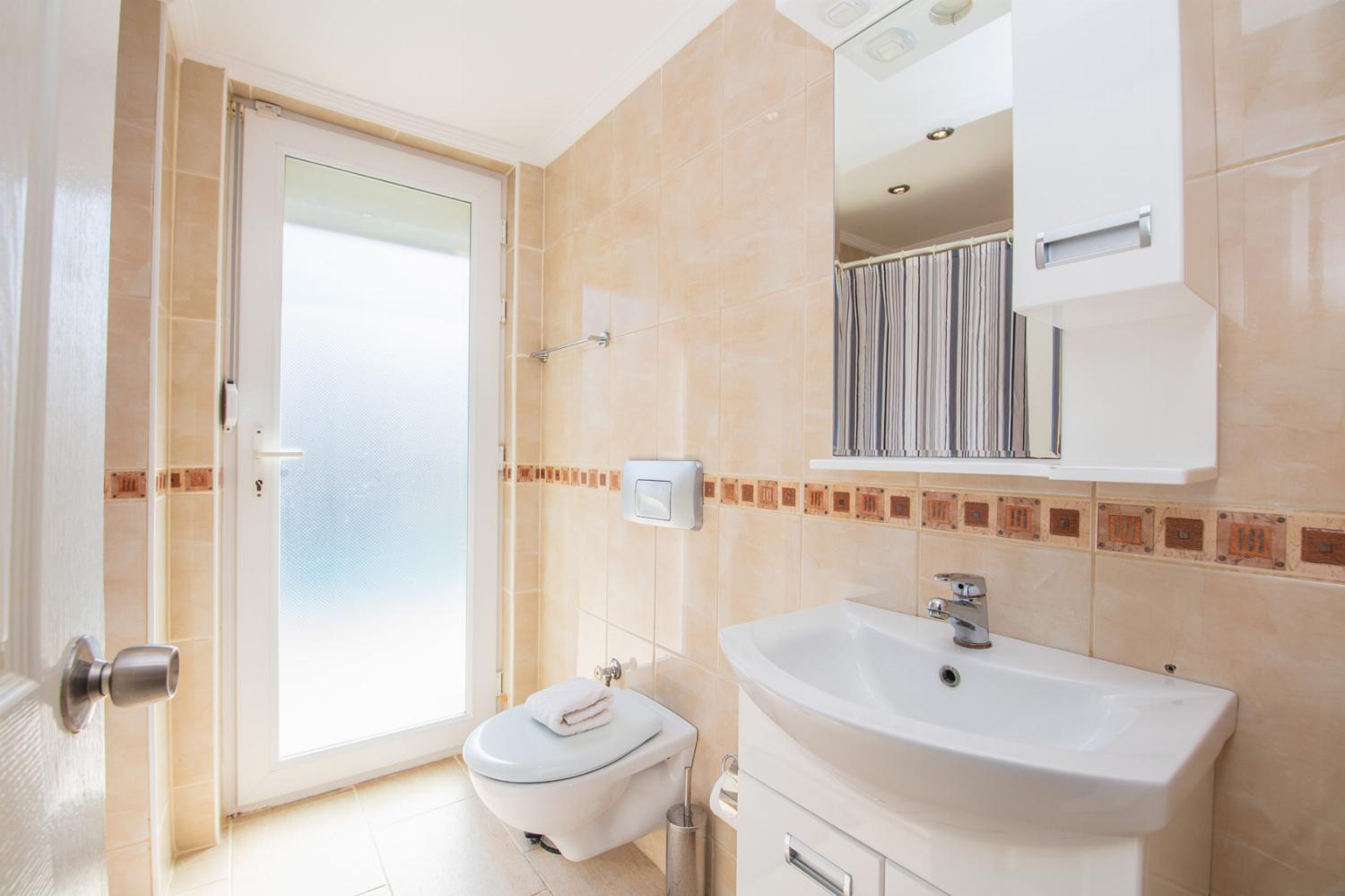 En suite bathroom with WC and shower