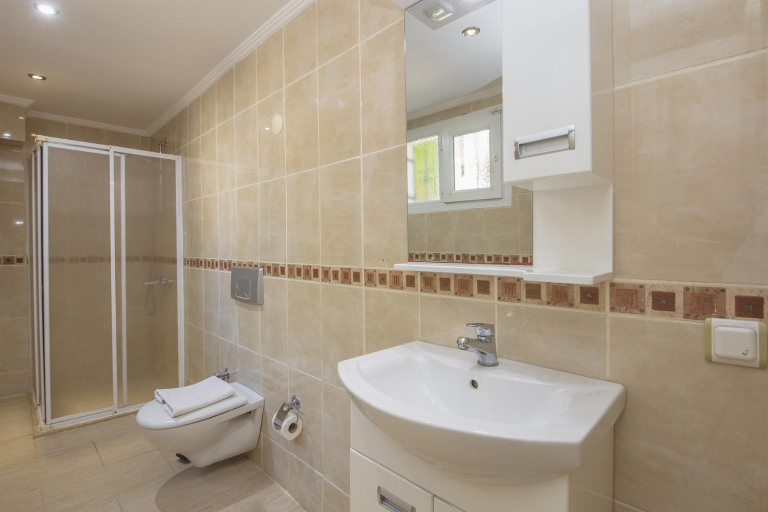 En suite bathroom with WC and shower
