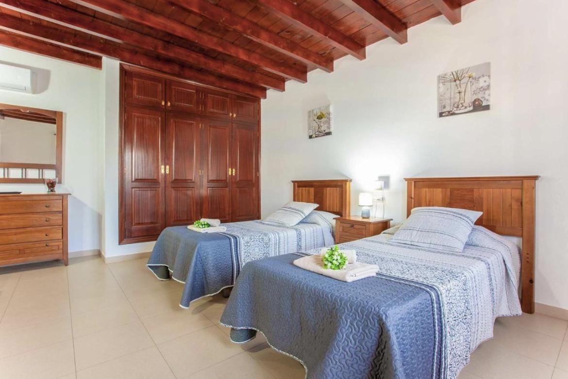Twin bedroom with A/C